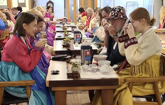 하동 다도체험하는 외국인들 [경남도 제공. 재판매 및 DB 금지]