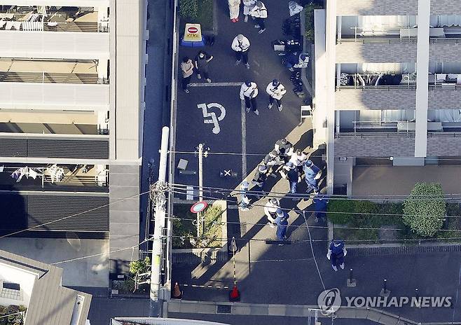 한국인 여성 피습 사망 사건 조사하는 일본 경찰 (도쿄 교도=연합뉴스) 일본 경찰이 1일 도쿄 세타가야구에서 한국인 여성이 습격당한 뒤 쓰러져 있던 장소를 조사하고 있다. 이 여성은 병원으로 이송됐으나 숨졌으며, 여성을 공격한 30대 한국인 남성은 일본 경찰에 의해 구속됐다. 2025.9.2 photo@yna.co.kr