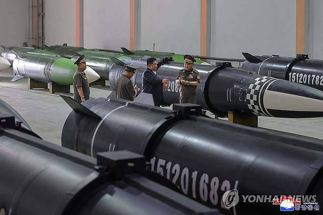 북한 김정은, 새로 조업한 미사일 종합생산공정 점검 (평양 조선중앙통신=연합뉴스) 김정은 북한 국무위원장이 지난달 31일 새로 조업한 중요 군수기업소 미사일 종합생산공정을 돌아보면서 종합적인 국가미사일 생산능력 조성실태와 전망에 대해 요해(파악)했다고 조선중앙통신이 1일 보도했다. 2025.9.1 
    [국내에서만 사용가능. 재배포 금지. For Use Only in the Republic of Korea. No Redistribution] nkphoto@yna.co.kr