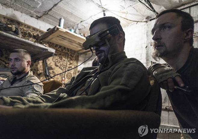 드론 조종하는 우크라이나 군인 [EPA 연합뉴스 자료사진. 재판매 및 DB 금지]