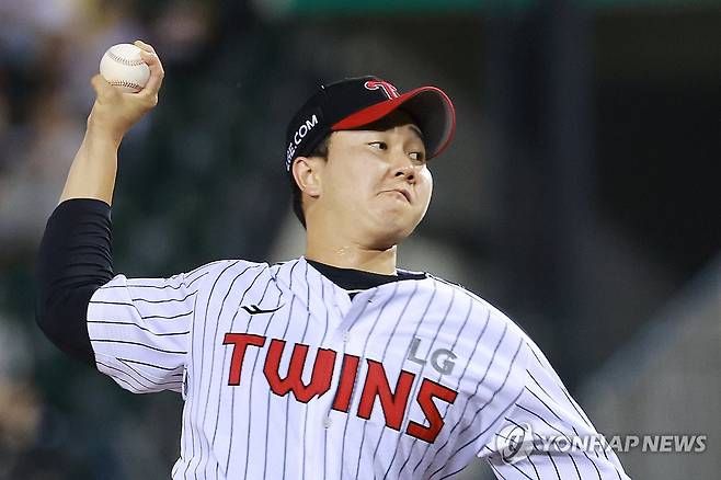 LG 마무리 유영찬 (서울=연합뉴스) 신현우 기자 = 20일 서울 잠실야구장에서 열린 프로야구 2025 신한 SOL 뱅크 KBO리그 롯데 자이언츠와 LG 트윈스의 경기.
    9회초 LG 투수 유영찬이 역투하고 있다. 2025.8.20 nowwego@yna.co.kr