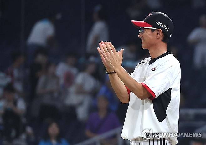 LG 염경엽 감독 박수 (창원=연합뉴스) 김동민 기자 = 28일 경남 창원NC파크에서 열린 프로야구 2025 신한 SOL 뱅크 KBO리그 LG 트윈스와 NC다이노스 경기. NC에 4대 3으로 승리한 LG의 염경엽 감독이 손뼉 치고 있다. 2025.8.28 image@yna.co.kr