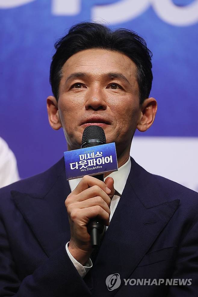 포즈 취하는 황정민 (서울=연합뉴스) 류효림 기자 = 배우 황정민이 2일 서울 서대문구 이화여자대학교 삼성홀에서 열린 뮤지컬 '미세스 다웃파이어' 제작발표회에서 포즈를 취하고 있다. 2025.9.2 ryousanta@yna.co.kr