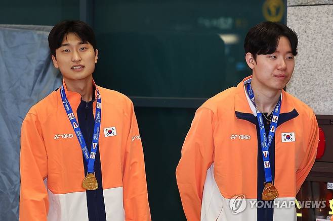 '세계선수권 금메달' 김원호-서승재 귀국 (영종도=연합뉴스) 서대연 기자 = 프랑스 파리에서 열린 2025 세계개인선수권대회 남자복식에서 금메달을 수확한 김원호-서승재가 2일 인천국제공항 제1여객터미널로 귀국하고 있다.
    김원호와 서승재는 지난 1월 7년 만에 다시 복식 조로 호흡을 맞추기 시작해 7개월 만에 세계랭킹 1위를 달성, 말레이시아오픈, 전영오픈, 인도네시아오픈 3개의 슈퍼 1000 시리즈에 이어 이번 대회에서도 우승하며 4개 메이저 대회를 석권했다. 2025.9.2 dwise@yna.co.kr