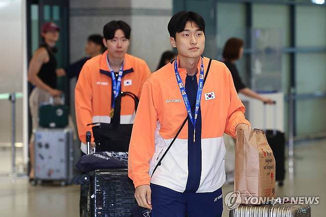 '세계선수권 금메달' 김원호-서승재 귀국 (영종도=연합뉴스) 서대연 기자 = 프랑스 파리에서 열린 2025 세계개인선수권대회 남자복식에서 금메달을 수확한 김원호-서승재가 2일 인천국제공항 제1여객터미널로 귀국하고 있다.
    김원호와 서승재는 지난 1월 7년 만에 다시 복식 조로 호흡을 맞추기 시작해 7개월 만에 세계랭킹 1위를 달성, 말레이시아오픈, 전영오픈, 인도네시아오픈 3개의 슈퍼 1000 시리즈에 이어 이번 대회에서도 우승하며 4개 메이저 대회를 석권했다. 2025.9.2 dwise@yna.co.kr