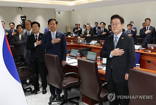 이재명 대통령 국무회의 국기에 경례 (서울=연합뉴스) 한상균 기자 = 이재명 대통령이 2일 용산 대통령실에서 열린 국무회의에서 국기에 경례하고 있다. 2025.9.2 xyz@yna.co.kr
