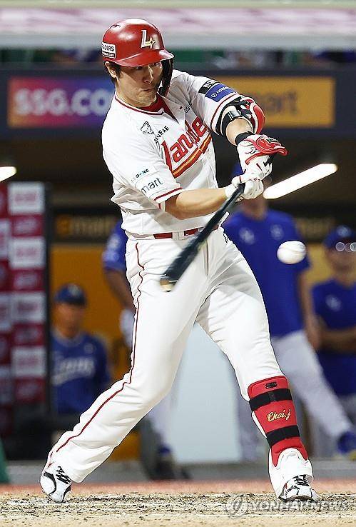 타격하는 SSG 타자 최정 [연합뉴스 자료 사진]