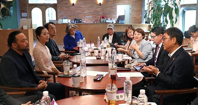 공연예술인들 만난 최휘영 문체부 장관 (서울=연합뉴스) 최휘영 문화체육관광부 장관이 2일 서울 종로구 예술가의 집에서 공연예술 분야 현장예술인을 만나 간담회를 갖고 공연예술계 현장 의견을 수렴하고 있다. [문화체육관광부 제공. 재판매 및 DB 금지]