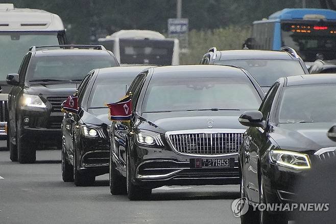 '김정은 방중' 북 인공기 단 차량 행렬 (베이징 교도=연합뉴스) 김정은 북한 국무위원장이 중국 전승절 열병식 참석차 중국 베이징에 도착한 것으로 알려진 가운데 2일 인공기를 단 차량 행렬이 베이징 시내를 지나고 있다. 2025.9.2 photo@yna.co.kr