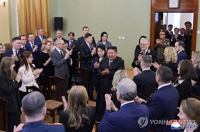 김정은, 딸 주애와 주북 러시아 대사관 방문 (평양 조선중앙통신=연합뉴스) 김정은 북한 국무위원장이 소련의 제2차 세계대전 승리(전승절) 80주년을 맞아 9일 오전 딸 주애와 함께 평양 주재 러시아 대사관을 방문했다고 조선중앙통신이 10일 보도했다. 2025.5.10 
    [국내에서만 사용가능. 재배포 금지. For Use Only in the Republic of Korea. No Redistribution] nkphoto@yna.co.kr