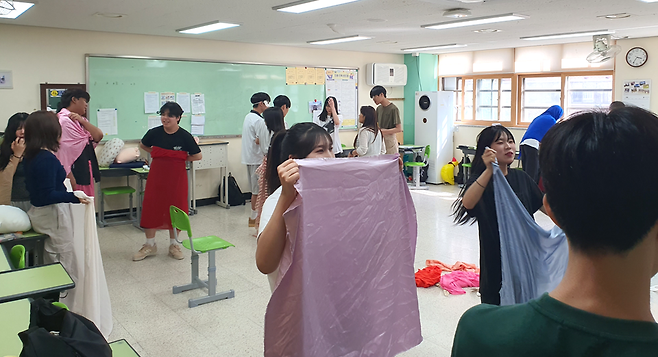 ▲ 부곡고등학교 학생들이 세계 시민 양성 외국어 체험 교육을 받고 있다. /사진제공=부곡고등학교