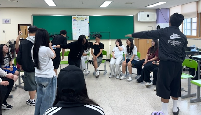 ▲ 부곡고등학교 학생들이 세계 시민 양성 외국어 체험 교육을 받고 있다. /사진제공=부곡고등학교