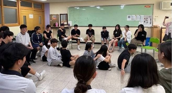 ▲ 부곡고등학교 학생들이 세계 시민 양성 외국어 체험 교육을 받고 있다. /사진제공=부곡고등학교
