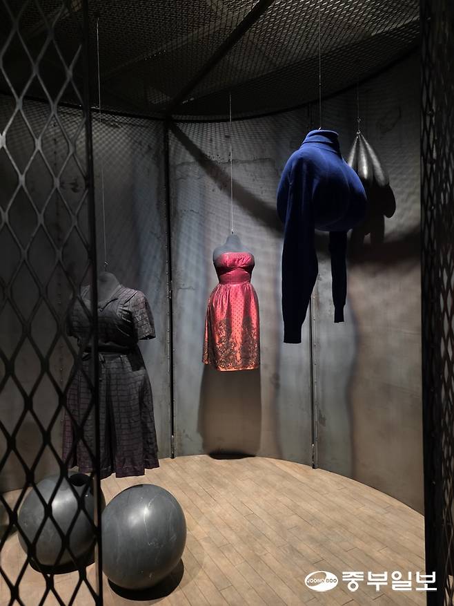 루이즈 부르주아의 작품 '밀실(검은 날들). 이준도기자