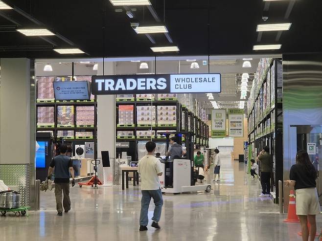 3일 이마트 트레이더스 구월점에서는 오픈을 앞두고 상품을 진열하는 등 분주한 모습을 보이고 있다. 김상윤기자