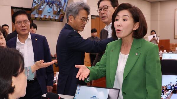 지난 2일 서울 여의도 국회에서 열린 법제사법위원회 전체회의에서 국민의힘 나경원 의원등이 추미애 위원장의 회의 진행 방식에 항의하고 있다. 연합뉴스