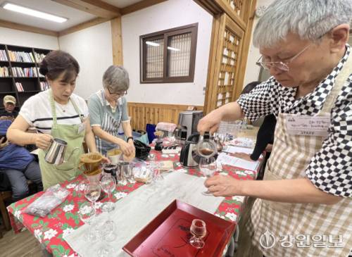 ◇춘천시와 춘천문화재단이 주최하고, 커피베레카가 주관한 ‘금홍아 봄·봄 커피열차 타고 점순이네 실레이야기 마을에 제비다방 열자!’가 3일 김유정문학촌에서 열렸다.