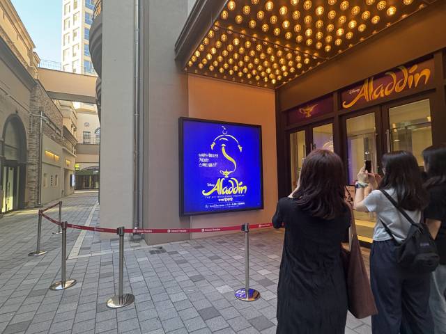 지난달 30일 찾은 부산 남구 문현동 드림씨어터 입구에서 관람객들이 9월까지 공연하는 뮤지컬