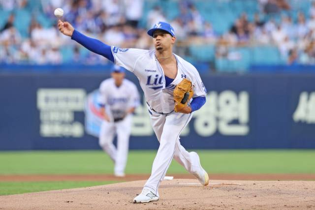 삼성 라이온즈의 헤르손 가라비토가 3일 대구에서 열린 키움 히어로즈와의 경기에 선발 등판해 투구하고 있다. 삼성 제공