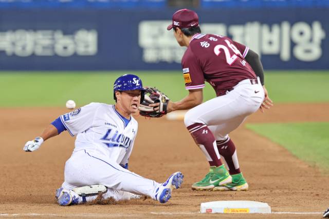 삼성 라이온즈의 이성규가 3일 대구에서 열린 키움 히어로즈와의 경기 8회말 대타로 출전해 우중간을 가르는 2타점 적시타를 때린 뒤 3루까지 내달려 세이프되고 있다. 삼성 제공