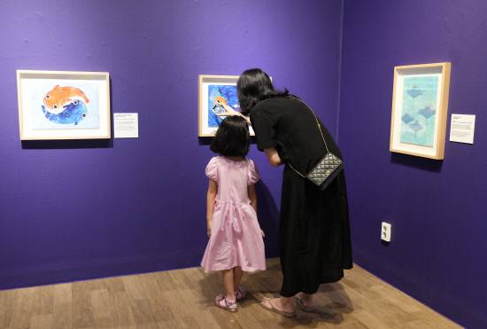 전시를 찾은 모녀가 아귀를 소재로 한 쥬세뻬 비탈레의 작품을 감상하고 있다. 백지영기자