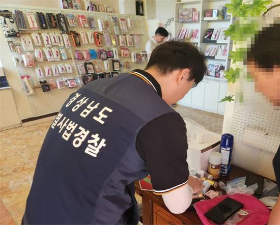 경남도 특별사법경찰관이 도내 성인용품점을 일제 단속하고 있다.사진=경남도