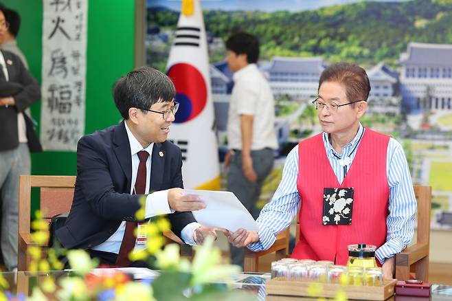 이철우 지사(사진 오른쪽)가 3일 중국 허베이TV와 후난TV 방송팀을 초청 경북의 주요 관광지를 집중 소개하는 인터뷰를 진행하고 있다/경북도 제공