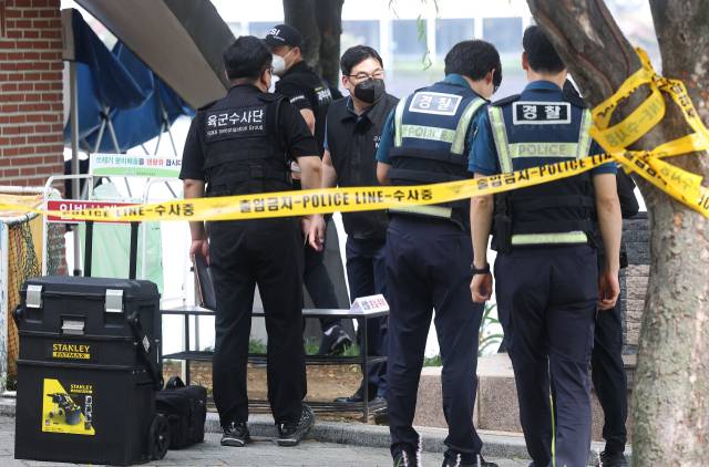 2일 대구 수성구 수성못 인근에서 현역 육군 대위가 총상을 입고 사망한 채 발견된 가운데 사건 현장에서 육군수사단, 경찰 과학수사대 등이 현장조사를 벌이고 있다. 연합뉴스