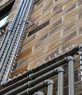 ▲ 3일 경북경찰청(청장 오부명)이 한국도로공사로부터 1000만 원을 기부받아 대한적십자를 통해 관계성범죄 안전조치 대상자, 1인 여성가구, 범죄취약(낙후)지역 주민 등 34가구를 '가스배관 가시덮개 설치사업'을 진행 한 장면(경북경찰청 제공)