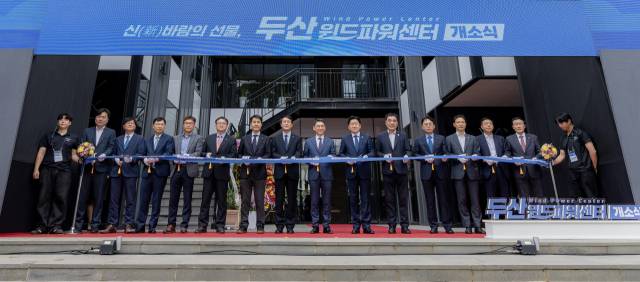 3일 제주도 오라동서 열린 진행된 두산윈드파워센터 개소식에서 제주특별자치도 오영훈(오른쪽 여섯 번째) 도지사와 두산에너빌리티 정연인(오른쪽 일곱 번째) 부회장 등 행사 주요 관계자들이 기념 촬영하고 있다./두산에너빌리티/
