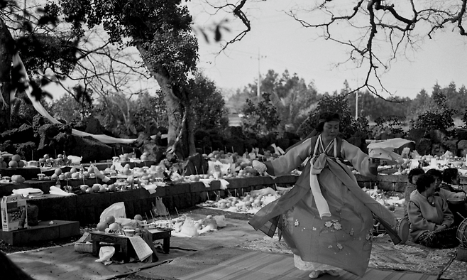 케데헌의 아이돌전사처럼 춤과 소리로 사람들의 평안과 행복을 수호해 온 제주의 심방. 사진=강정효