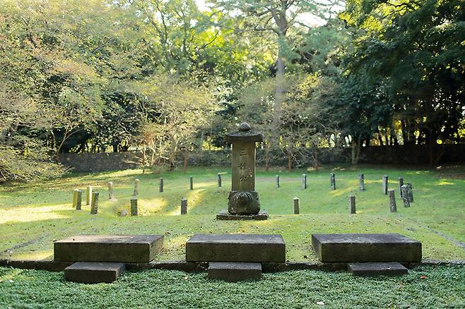 삼신인이 땅 속에서 나오면서 개국신화의 성소가 된 삼성혈 내 모흥혈 모습. 이곳의 구멍은 '品' 모양을 하고 있다.