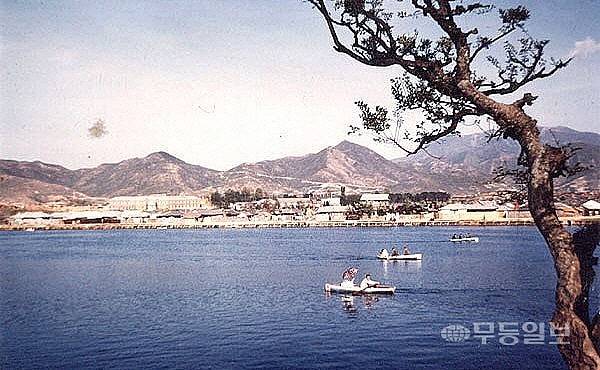 1946년 만수위가 된 경양방죽 전경. 경양방죽은 광주 계림동에 있던 저수지로 광주천과 경양지천, 동계천 등 광주천 지류하천 물을 가두며 홍수 조절 역할을 했다. 1960년대 경양방죽을 매립함에 따라 집중호우 때마다 상습 침수가 발생하고 있다. 광주시