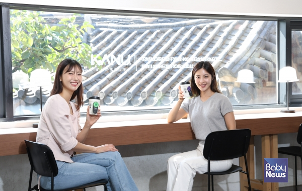 동서식품이 9월 4일부터 11월 2일까지 서울 종로구 북촌에서 플래그십 스토어 '카누 캡슐 테일러 in 북촌'을 운영한다. 모델이 캡슐 커피와 함께 포즈를 취하고 있다.&nbsp;ⓒ동서식품