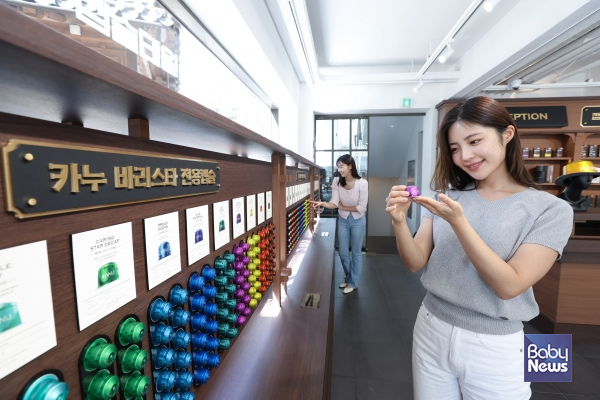 동서식품이 9월 4일부터 11월 2일까지 서울 종로구 북촌에서 플래그십 스토어 '카누 캡슐 테일러 in 북촌'을 운영한다. 모델이 캡슐 탐색 존에서 캡슐을 탐색하고 있다.&nbsp;ⓒ동서식품