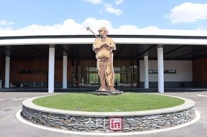 더크로스비GC 클럽하우스 앞에 세워진 ‘빙크로스비’ 조형물은 골퍼들의 눈길을 사로잡는다. (사진=더크로스비GC)