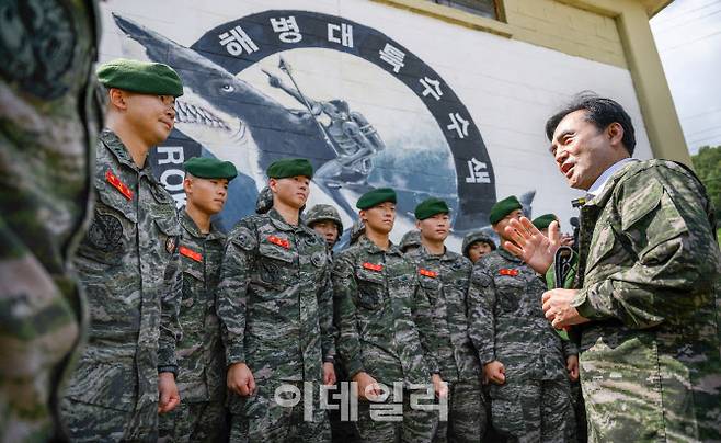 안규백 국방부 장관이 지난 달 27일 해병대 특수수색대대 장병들과 대화하며 격려하고 있다. (사진=국방부)