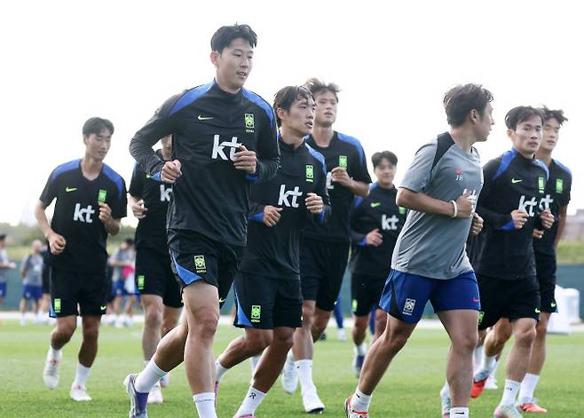 2일(현지시간) 미국 뉴욕주 아이칸 스타디움에서 열린 한국 축구 대표팀 훈련에서 손흥민을 비롯한 선수들이 함께 러닝을 하고 있다. 사진=연합뉴스