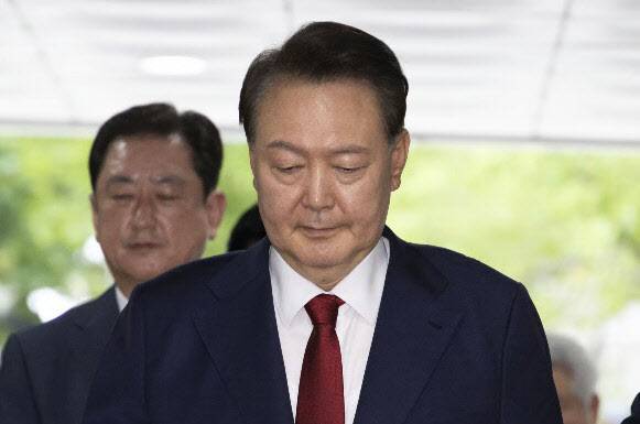 윤석열 전 대통령이 계엄에 참여한 군인들에 대한 수사와 재판 중단을 요구했다. 사진은 윤석열 전 대통령이 서울 서초구 서울중앙지방법원에서 열린 구속 전 피의자심문(영장실질심사)을 받기 위해 출석하는 모습. (사진=뉴시스)