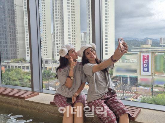 지난 1일 경기 고양시 덕양구의 A 대형 찜질방 한켠 족욕 코너에서 인도네시아 관광객 차차(31)씨와 피오나(31)씨가 찜질복을 입고 사진을 찍고 있다. (사진=정윤지 기자)