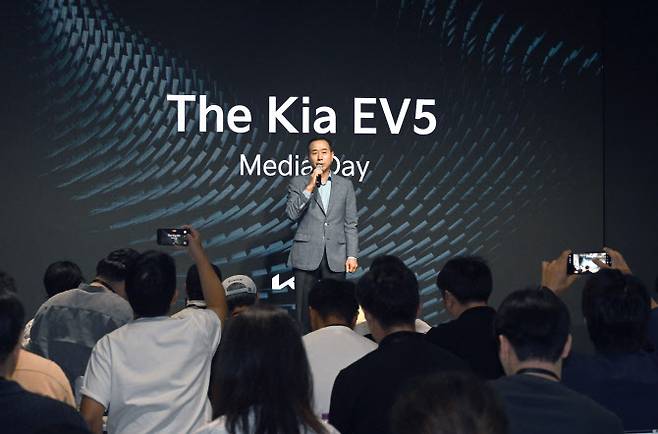 정원정 기아 국내사업본부장(부사장)이 2일 ‘더 기아 EV5’ 미디어데이에 참석해 인사말하고 있다. (사진=기아)