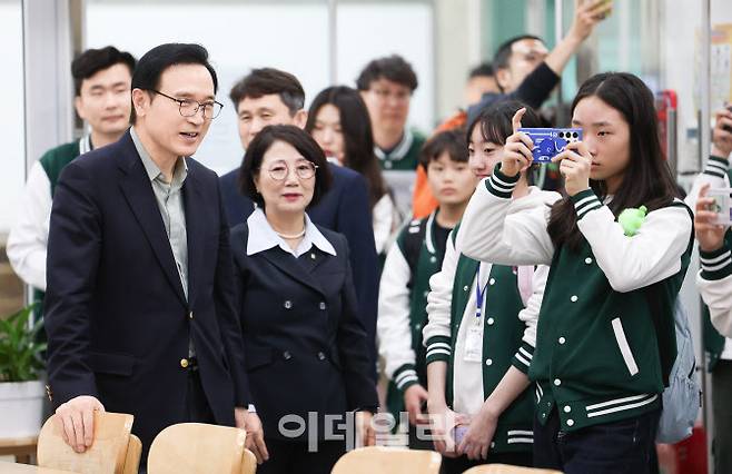 임태희 경기도교육감이 지난 5월 1일  의정부공유학교 올래캠퍼스 수업을 참관하고 있다. (사진=경기도교육청)