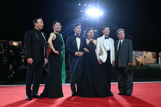 영화 '어쩔수가없다' 박찬욱 감독과 배우 이병헌 손예진 박희순 이성민 염혜란이 경쟁 부문 초청으로 제82회 베니스국제영화제에 참석했다. 〈사진=AFP·연합뉴스〉