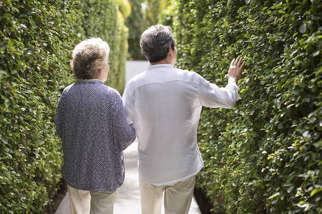 자녀들의 독립이 늦어지는 가운데 60세 이후에도 일하는 사람들이 크게 늘고 있다. [사진=게티이미지뱅크]