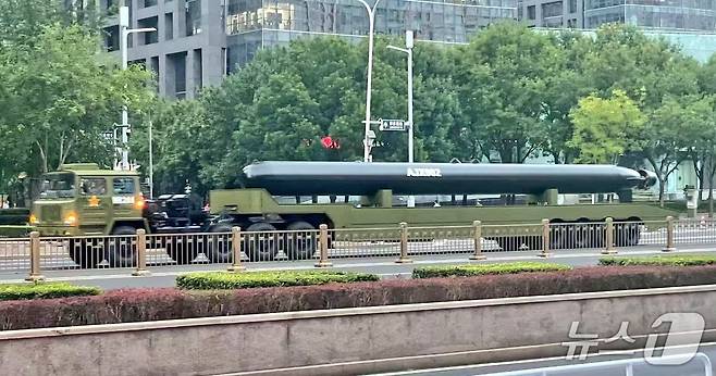 중국의 항일전쟁 및 세계 반파시스트 전쟁(제2차 세계대전) 승리 80주년(전승절)을 앞두고 중국 초대형 무인잠수정(XLUUV) 'AJX-002'가 예행 연습을 위해 중국군 전용 군용 트럭에 실려 도시 도로를 이동 중인 모습. (웨이보 갈무리)