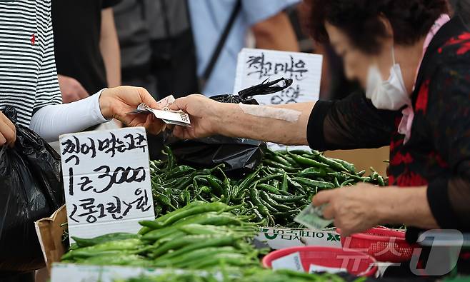 2일 서울 시내 한 전통시장에서 물건을 판매하는 상인들. 2025.9.2/뉴스1 ⓒ News1 김진환 기자