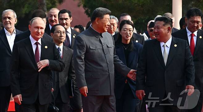 시진핑 중국 국가주석과 김정은 북한 노동당 총비서, 블라디미르 푸틴 러시아 대통령을 비롯한 주요 내빈들이 3일(현지시간) 중국 베이징시 톈안먼(천안문) 광장에서 열린 '전승절'(항일전쟁 및 반파시스트 전쟁 승리) 80주년 행사에 참석하고 있다. ⓒ AFP=뉴스1 ⓒ News1 송원영 기자