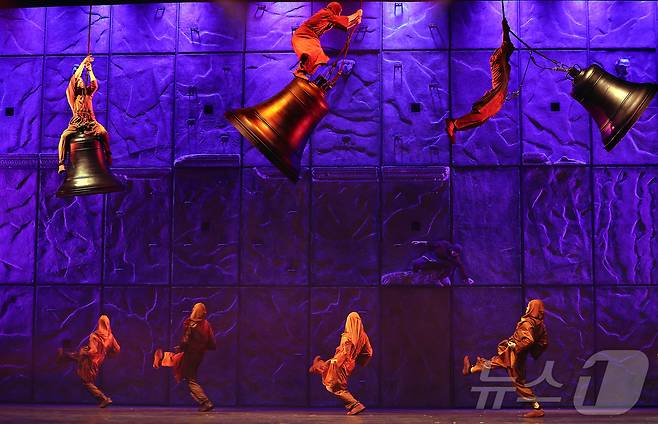 3일 오후 서울 종로구 세종문화회관 대극장에서 뮤지컬 ‘노트르담 드 파리’ 프레스콜이 열리고 있다. 뮤지컬 '노트르담 드 파리'는 빅토르 위고의 고전 '노트르담 드 파리'를 원작으로 한 작품으로 15세기 파리를 배경으로 에스메랄다를 둘러싼 콰지모도, 프롤로, 페뷔스 세 인물의 비극적인 사랑을 통해 인간의 욕망과 편견, 사회의 부조리를 그렸으며, 모든 대사가 음악으로 구성된 '성스루' 형식으로 풀어냈다. 2025.9.3/뉴스1 ⓒ News1 김진환 기자