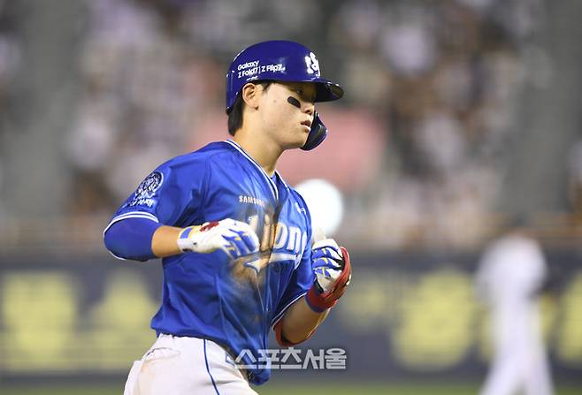 삼성 박승규가 26일 서울 잠실구장에서 열린 2025 KBO리그 두산과 경기 7회초 좌월홈런을 날린 후 베이스를 돌고 있다. 잠실 | 최승섭기자 thunder@sportsseoul.com