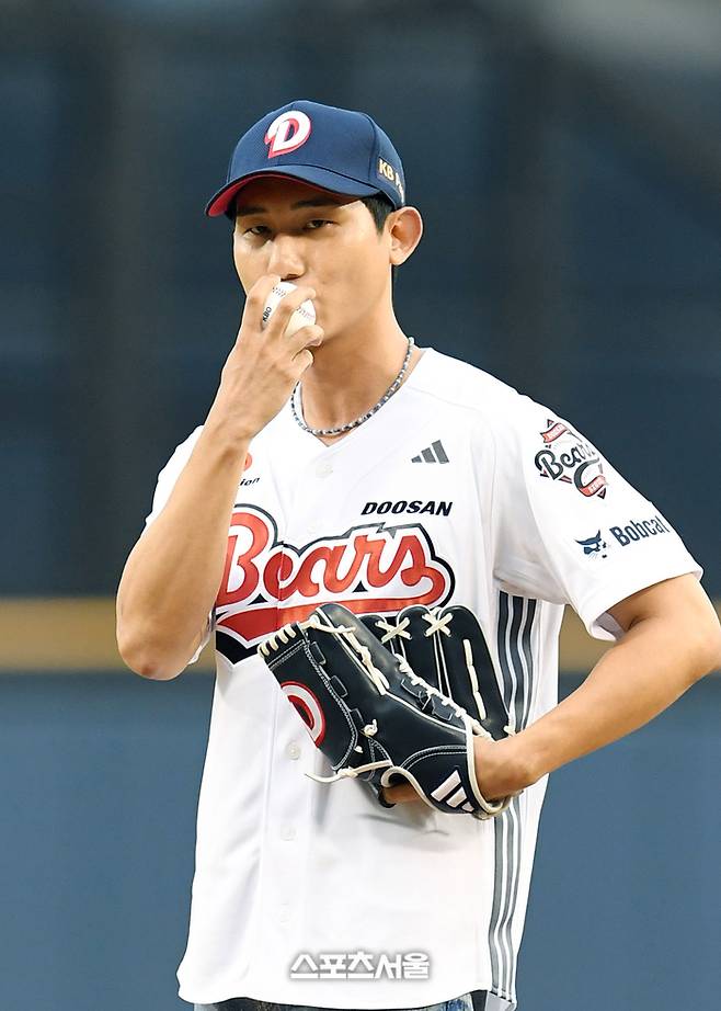 배우 장용원이 28일 잠실구장에서 열린 2025 KBO리그 삼성과 두산의 경기에 앞서 시구를 하고 있다. 잠실 | 박진업 기자 upandup@sportsseoul.com